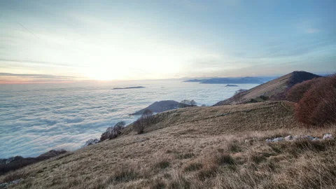 Sunset above Clouds in the Mountains in Valcava Vidéo 233722377
