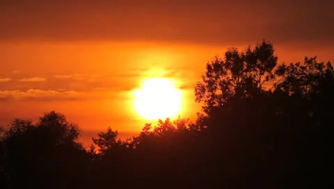 The sunset above forest (strong zoom, time lapse) Vídeo Stock 11392645