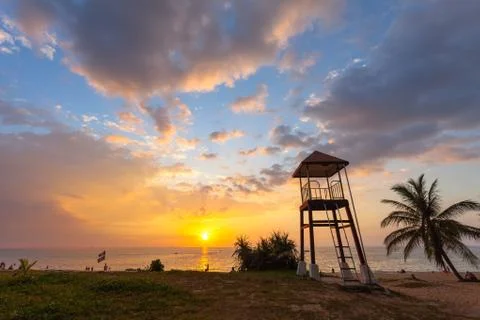 Sunset above guard tower at Karon beach Phuket Foto stock