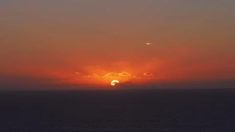 Sunset above the sea, sunlight through the clouds Vidéo 132518277