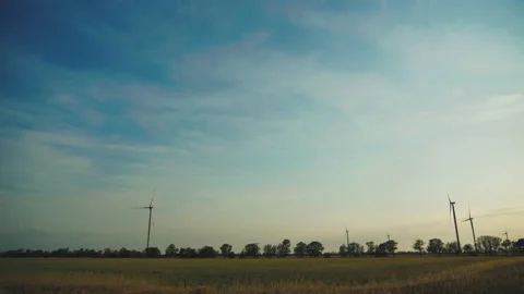 Sunset above the windmills on the field . Wind power technology - turbine Vidéo 133608448