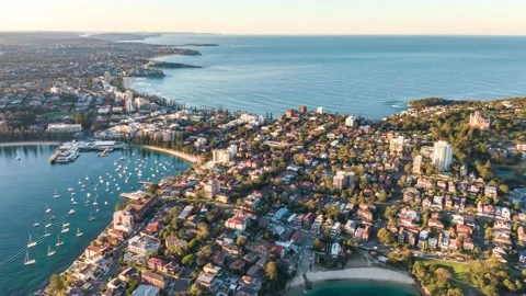 Sunset aerial drone hyperlapse of a Manly ferry departing from Manly Wharf pier. 库存影片 132883070