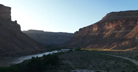 Sunset aerial fly through Gray Canyon over Green River in Utah with red buttes 库存影片 334247638