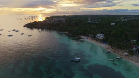 Sunset aerial low angle drone view of Alona Beach on Panglao Island, Bohol Vidéo 332751736