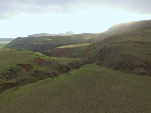 Sunset aerial over beautiful remote mountain terrain in Iceland Vidéo 72323914