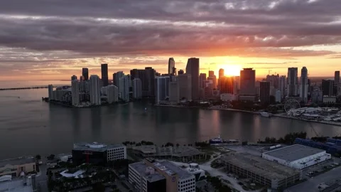 Sunset Aerial Pull-Away from Miami Skyline - 4K 60fps 库存影片 329090670