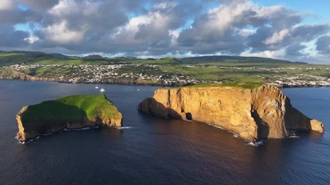 Sunset aerial pullback view of Ilhéu das Cabras islets near Terceira island 動画素材 328524737
