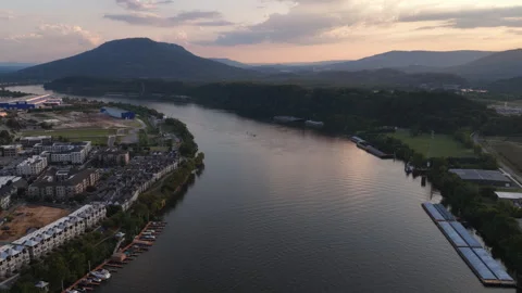 Sunset aerial of Tennessee river through Chattanooga with mountain backdrop Stock-Footage 343908326