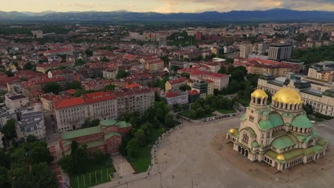 Sunset aerial view approaching the iconic golden domes of the Alexander Nevsky Vídeos de archivo 337798990