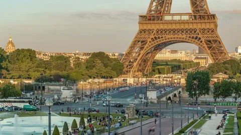 Sunset aerial view of Eiffel Tower timelapse with fountain in Jardins du Troc Stock Photos