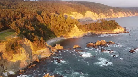 Sunset Aerial View of Sunset Cliffs Over Waves Crashing on Rock Islands, Coast 库存影片 226033467