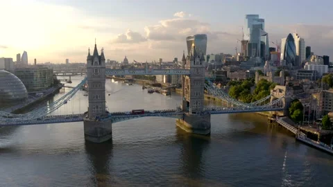 Sunset Aerial View of Tower Bridge in London Crossing the River Thames Vidéo 212899616