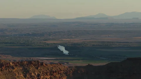 Sunset aerial zoom in on Green River in Utah through rural agriculture land 스톡 동영상 334341253