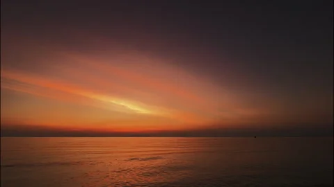 Sunset after glowing sky over tropical sea, time lapse Vídeos de archivo 331975543
