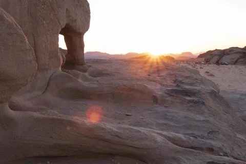 Sunset against the backdrop of bizarre mountains in the Wadi Rum desert, Jord Foto stock