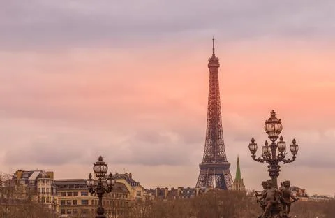 Sunset from the  Alexandre III bridge with the Eiffel Tower in the background 스톡 사진