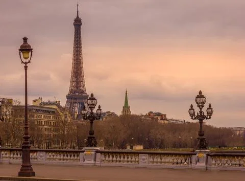Sunset from the  Alexandre III bridge with the Eiffel Tower in the background 스톡 사진