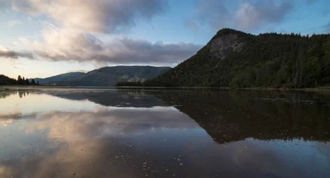 Sunset and clouds timelapse over Lomond River Gros Morne Newfoundland Vídeo Stock 218188773