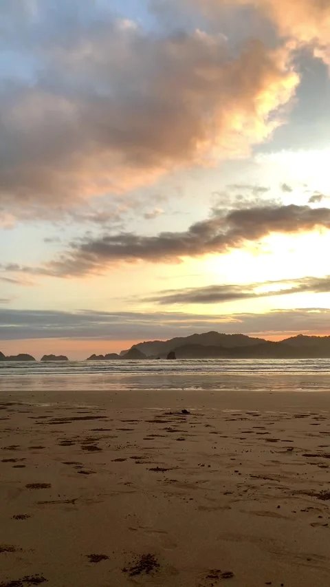 Sunset and ember sky landscape view on the beaches. 스톡 동영상 287593185