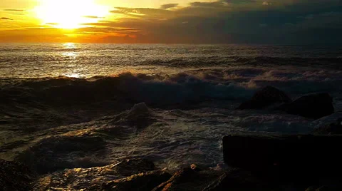 Sunset and the increasing wave of the sea Video stock 33227963