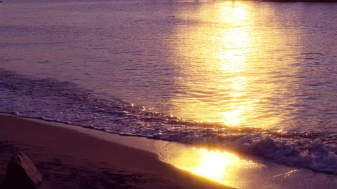 Sunset and light reflections in the sea in the evening sun Vidéo 260169757