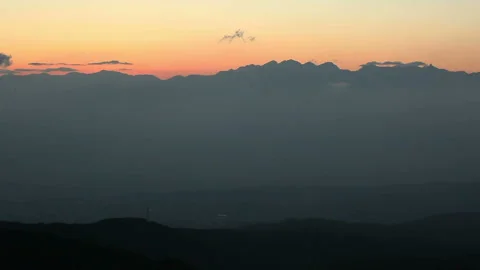 Sunset and Night View of the Hotaka Mountain Range, Yari Peak, and Matsumoto 스톡 동영상 324911189