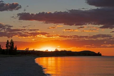 Sunset and red clouds on a Remote Beach Stockfoto's