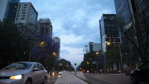 Sunset and traffic in Paseo de la Reforma in Mexico City, CDMX Vidéo 105134173
