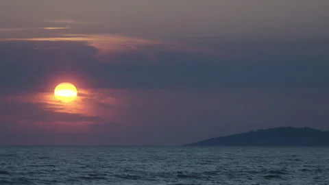 Sunset and waves in slow motion Video stock 281522574