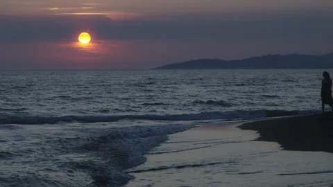 Sunset and waves in slow motion Video stock 281523923