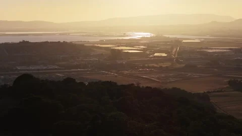 Sunset Arc Over Treed Ridge: Farmland Valley to Bay, Telephoto Aerial, CA Vídeo Stock 338227208