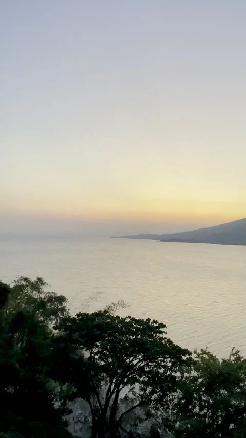 Sunset around the reservoir Vidéo 220201204