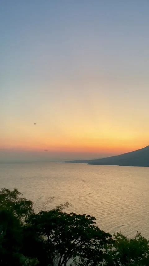 Sunset around the reservoir Vidéo 220201210