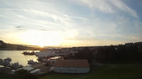 Sunset on Aurora Bridge in Seattle on a warm summer day 스톡 동영상 10908344