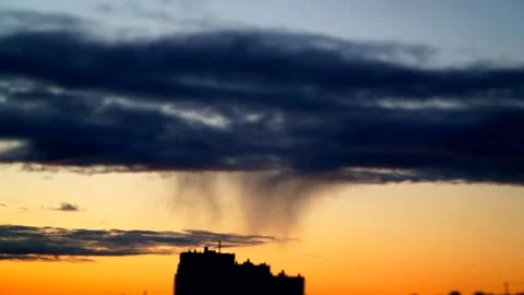 Sunset on the background of the house with light rain 库存影片 131876822