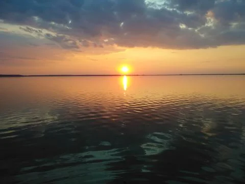 Sunset Background. Selective focus sun sets over horizon on lake. Setting sun. Foto stock