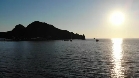 Sunset on the "Baia di Ponente" in Vulcano island. 스톡 동영상 151541328