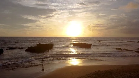 Sunset in bali the waves are breaking on the beach the sky is very beautiful 库存影片 126976448