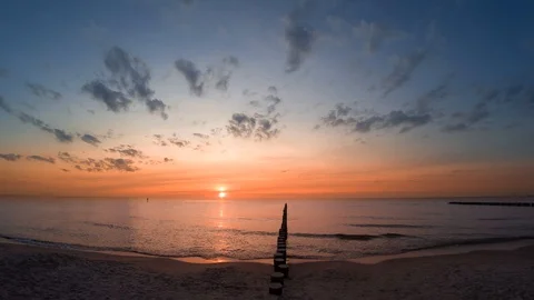 Sunset on the Baltic sea coast - timelapse 库存影片 128176343
