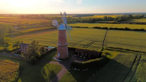 Sunset bathes historic windmill in warm golden glow Vidéo 342613291