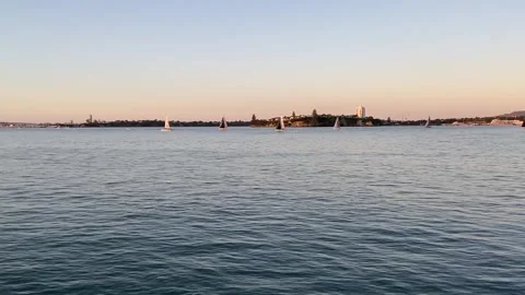 Sunset on the bay in Auckland Stockbeeldmateriaal 344046699
