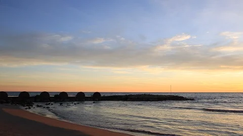 Sunset on the beach with a breakwater 스톡 동영상 101922321