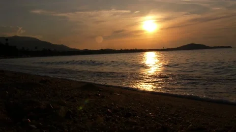 Sunset at the Beach. Calm Waves at Coast. Slow Motion. Stockbeeldmateriaal 41632069