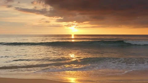 Sunset at the beach with dark rain clouds covering the sky. Vidéo 164101260