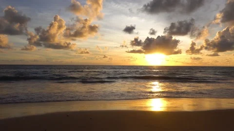 Sunset at the beach	 Vídeo Stock 172390832