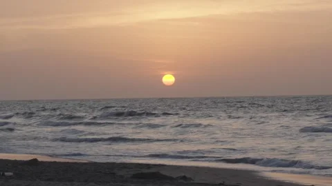 Sunset at the beach Vídeos de archivo 275152654