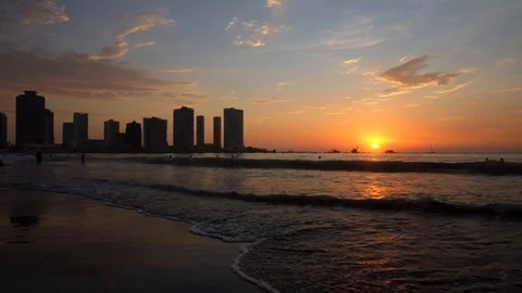 Sunset at the Beach on a Hot Summer Day in Iquique, Chile 스톡 동영상 103336610