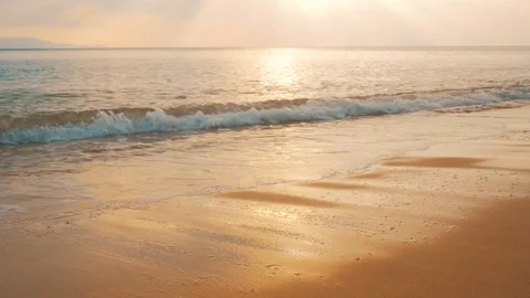 Sunset on the beach, idyllic scene of a golden sunset over the sea Vidéo 83799580