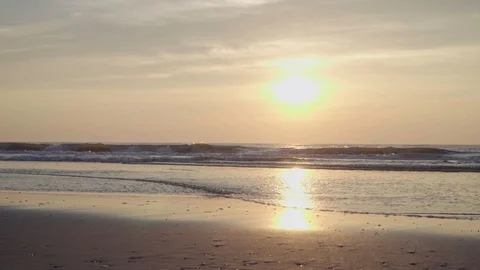 Sunset on the beach with light waves Vídeo Stock 97385120