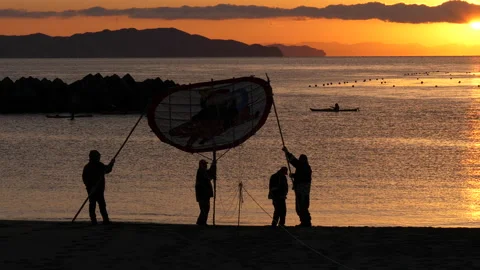 Sunset on the beach with people Vídeos de archivo 162021150
